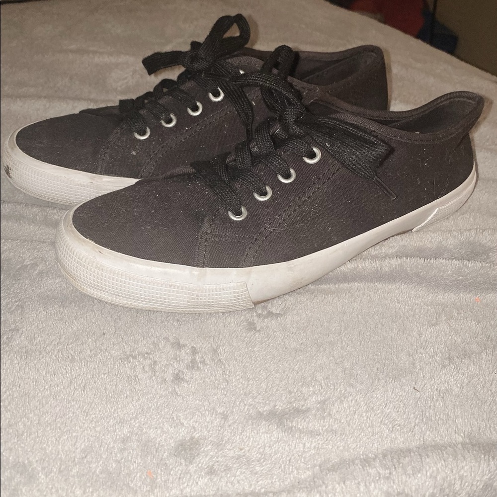 Black tennis shoes